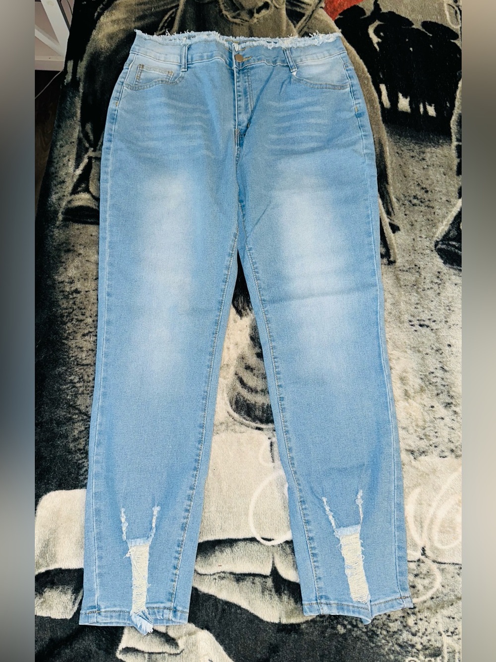 Light Wash High-Rise Skinny Jeans with Frayed Hem